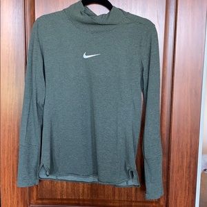 Nike attuning Pullover